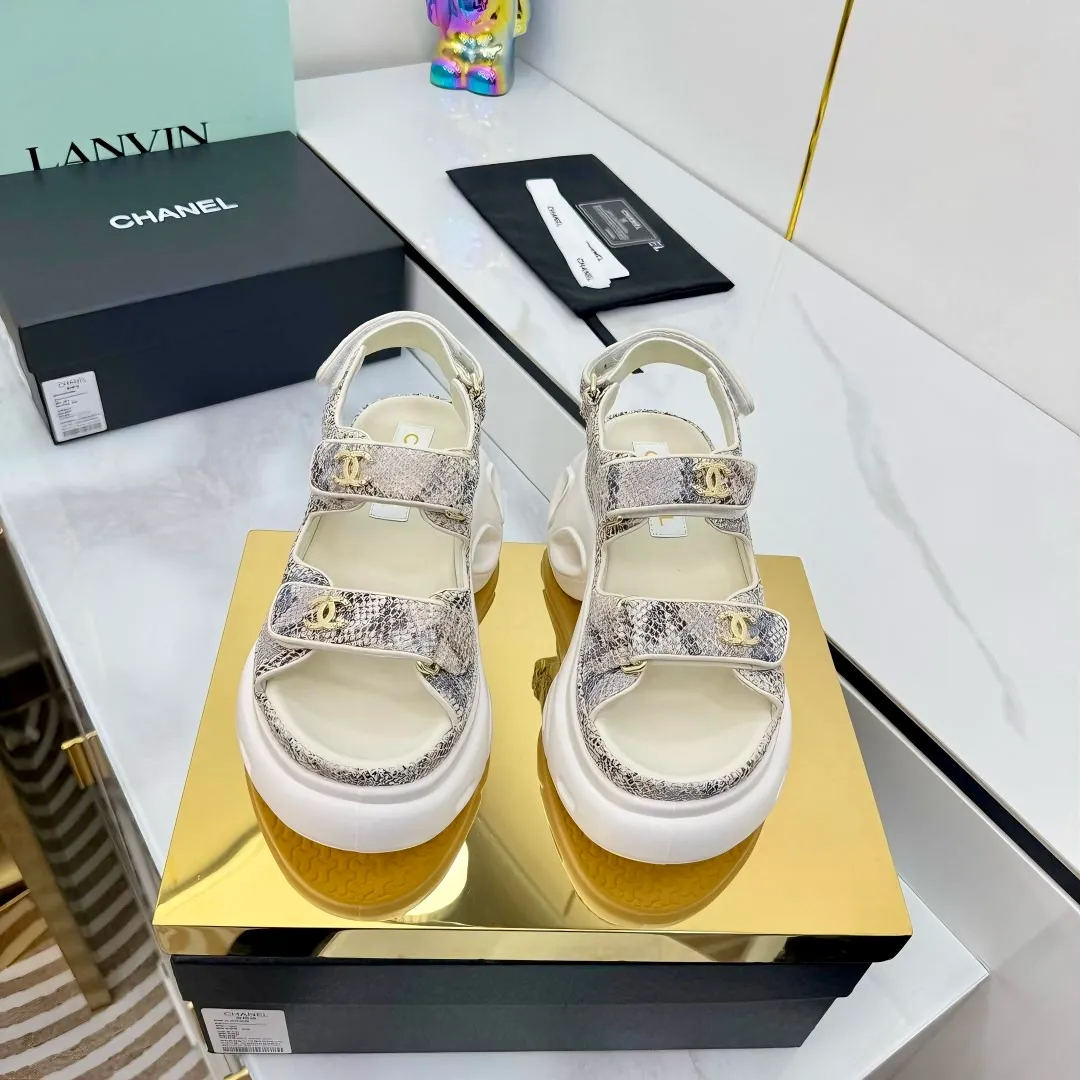 👟👟Ex-factory price 680👟👟 Top version... Chanel｜Chanel Xiaoxiang Velcro Beach Slippers Slippers Casual Beach Shoes 25ss Spring and Summer New Style! Beach shoes are a hit all over the internet! The latest model from the counter, I am still willing to buy it on my feet. It must be ranked among the most popular models. It is invincible in all seasons. Various bloggers and Internet celebrities can see the matching styles. Highly recommended. Pearlescent sheepskin upper, sheepskin lining, suede for feet. Original open-molded TPU outsole size: 35-40 (customized for 40 and 41). Full set of original packaging 👉 👉 👉 👉 👉